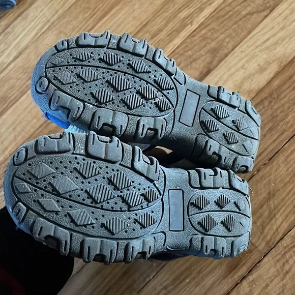 ** 3/$10 ** Teeny tiny Baby GAP sandals - Picture 4 of 6